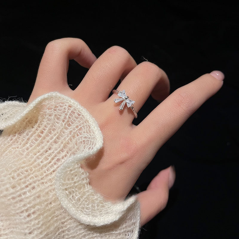 The sweet and girlish style of the silver bow ring with an adjustable opening is a unique design for women, exuding a sense of sophistication details Picture