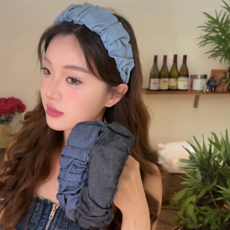The new denim pleated wide-edge hairband is simple and versatile for women. It features a high headband that highlights the face, a small headband for washing the face, and a hairpin details Picture