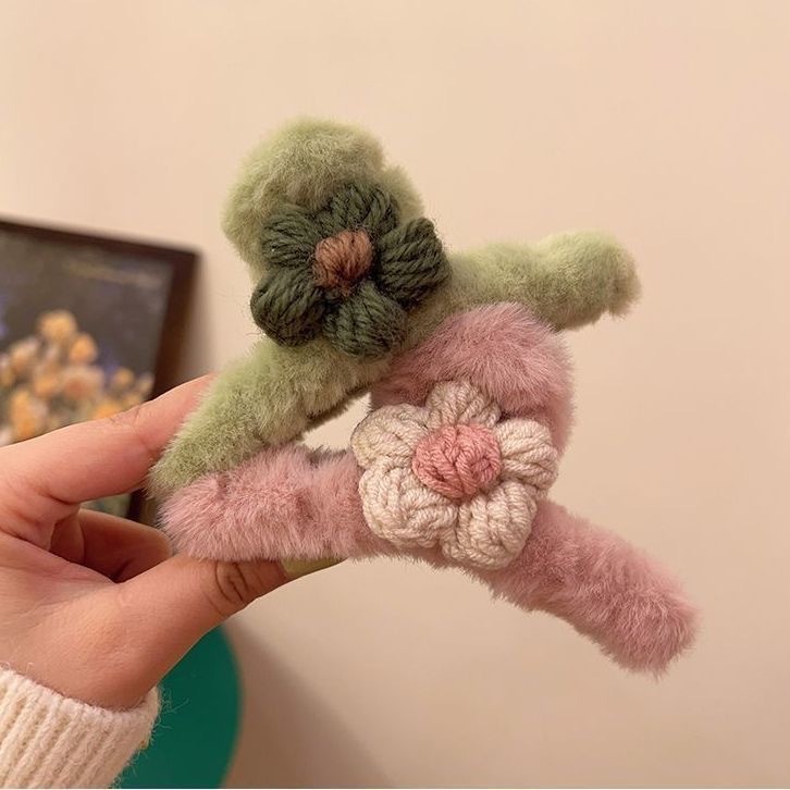 New autumn and winter sweet girl plush grab clip, sweet woolen flower hair clip, women's coil hair clip, shark clip hair clip Application Scenario