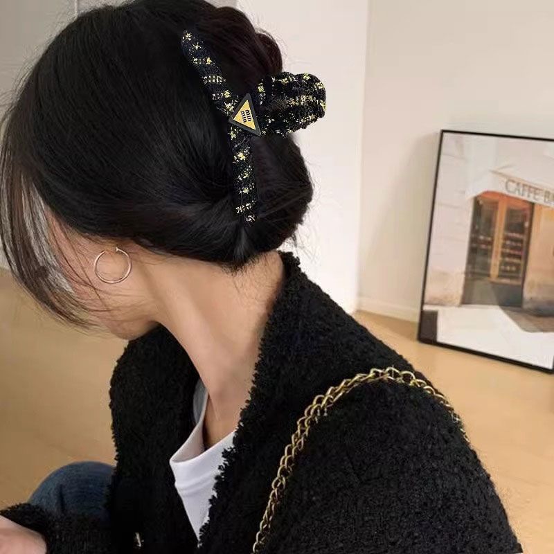 Exquisite small chanel-style woolen large updo shark clip at the back of the head, with a unique and elegant style. It is a French hair clip accessory for women details Picture