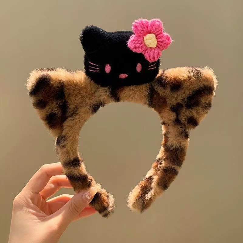 Cute cat sauce ~ Black Kitty cat ears, leopard print plush hair band, women's face wash makeup headband, cartoon hair accessory Application Scenario