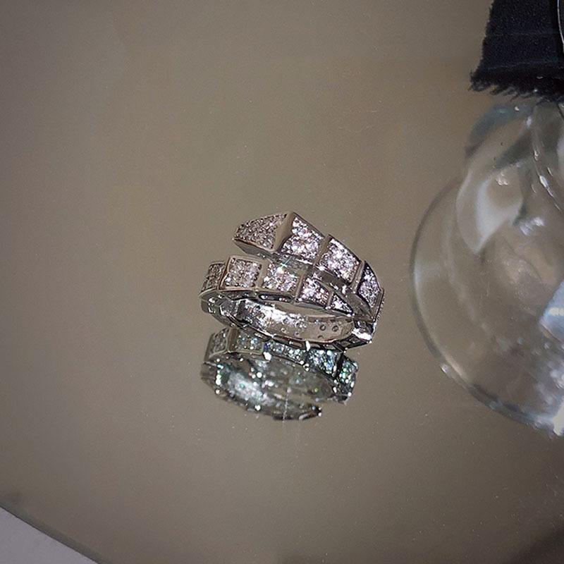 This is a light luxury and high-end ring with a unique and exquisite design for women. It is a trendy index finger ring that has become a social media sensation. It is fashionable and individual, and has a trendy opening ring on Instagram full figure