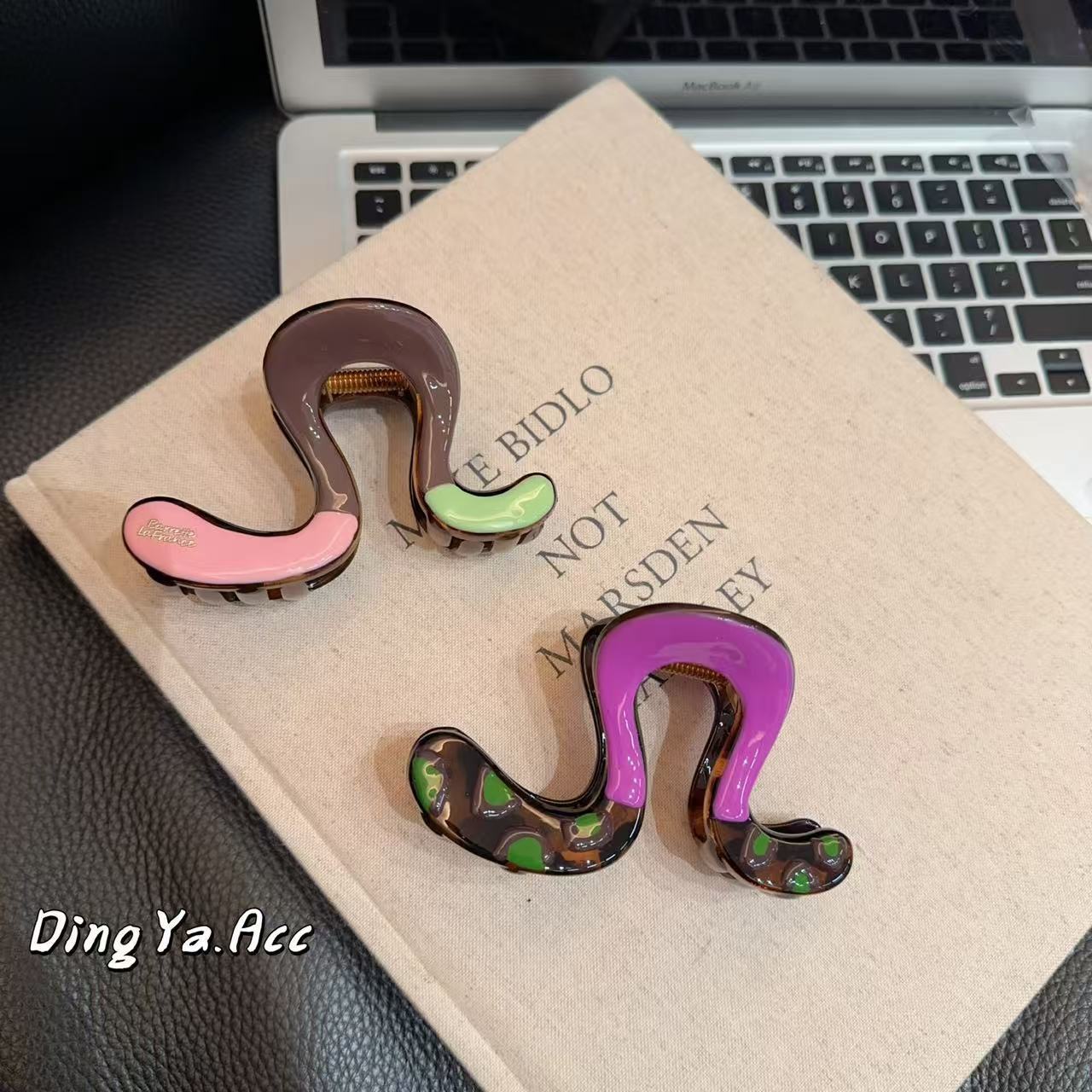Large-sized painted irregular geometric hair clips, feminine shark clips, hair clips at the back of the head, headwear, hair clips, hair accessories full figure