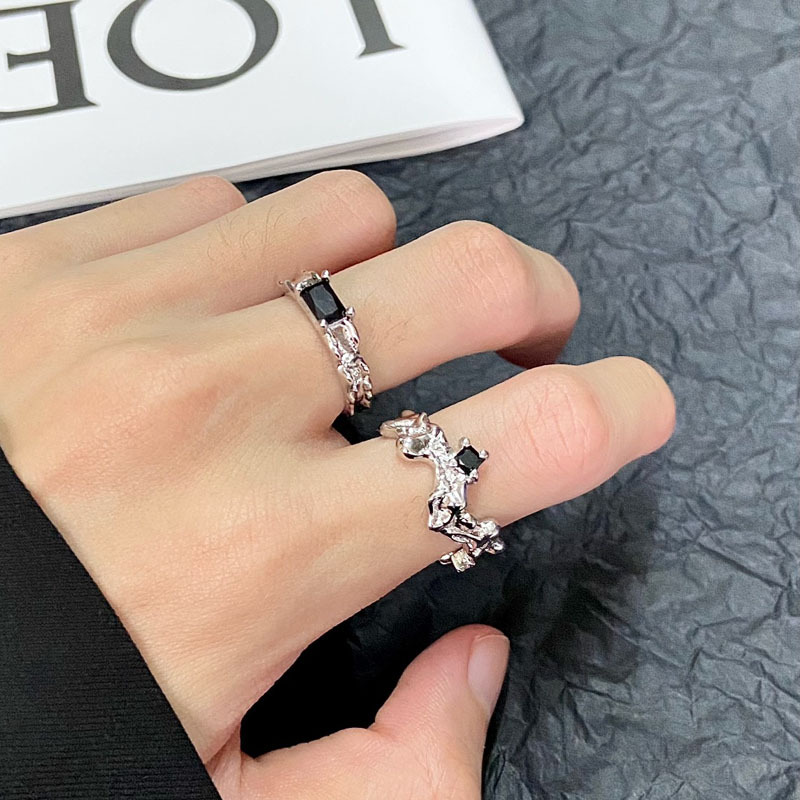 This versatile, irregular-textured zircon niche design ring is a cool and stylish, individualistic open-mouthed index finger ring Specification drawing