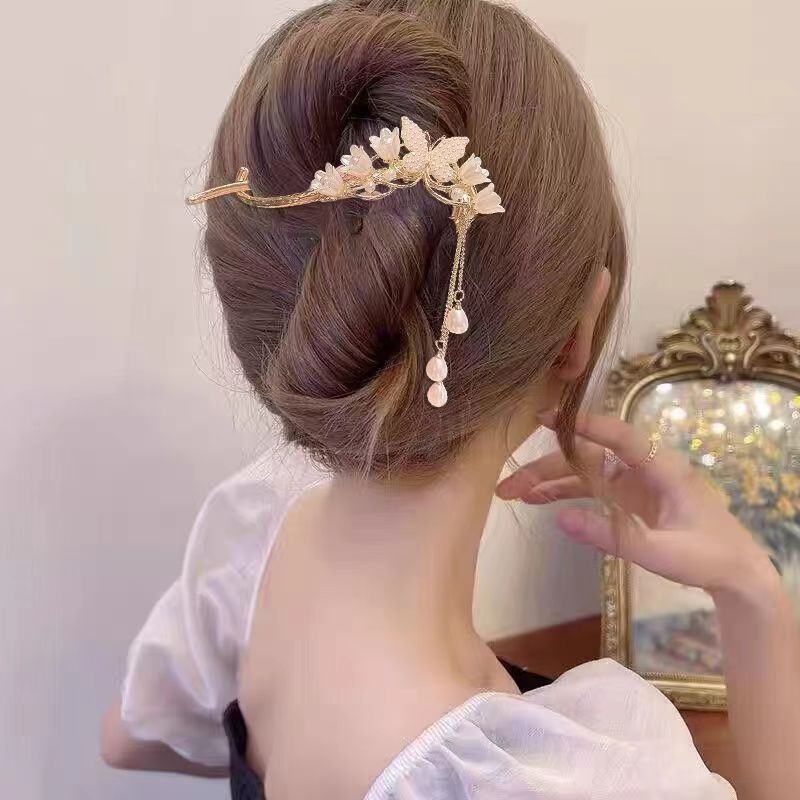 The new Chinese-style embroidered butterfly tassel hair clip exudes a retro feminine charm. It features a twisted one-line clip and a bun bun at the back of the head Application Scenario
