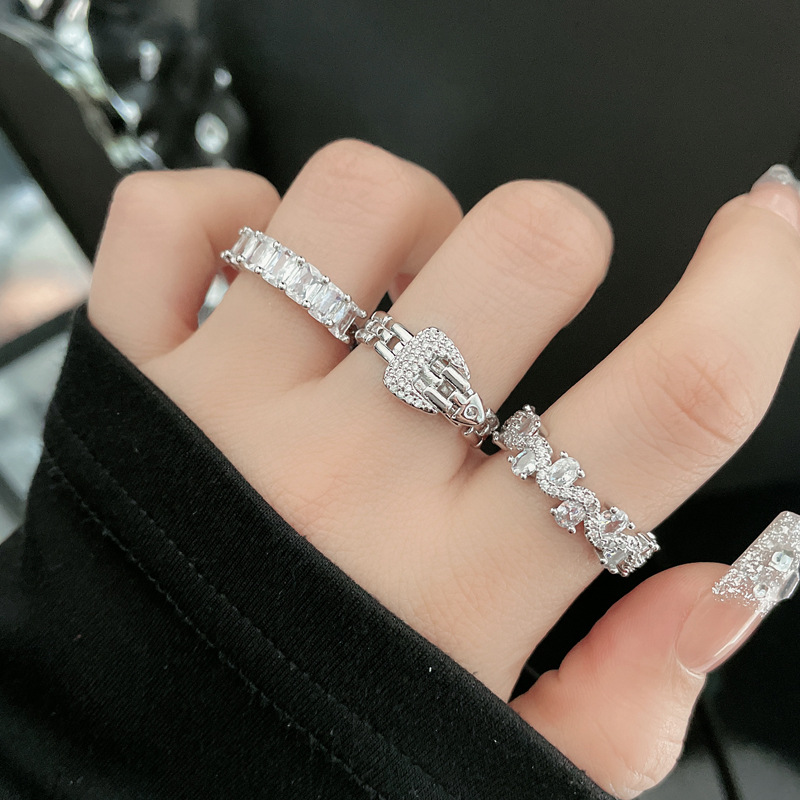 A new ring with a niche design sense, exuding a high-end feminine charm and a sweet and cool style for a socialite. It's a trendy accessory with a cold style on Instagram Specification drawing