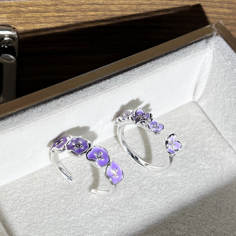The purple flower sweet and cool open ring with an ethereal charm makes a girl look fairer. It's a unique, exquisite and versatile ring with a cold style full figure