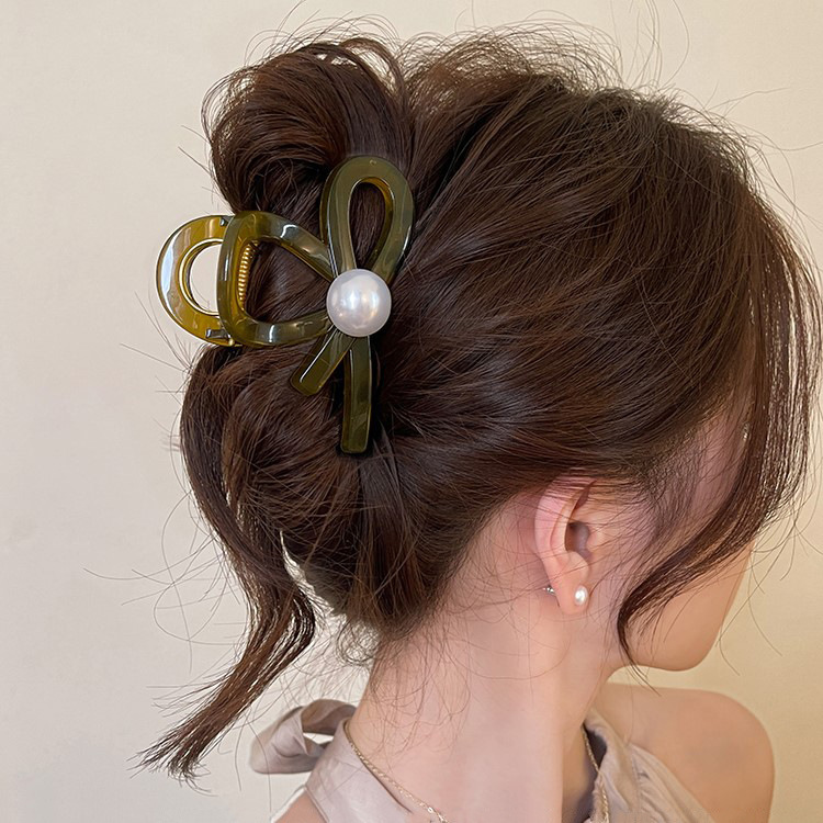 The clip is not large, but it's easy to hold. High-end cross-pearl clip for women, 2025 new style, back of the head hair clip, shark clip Specification drawing