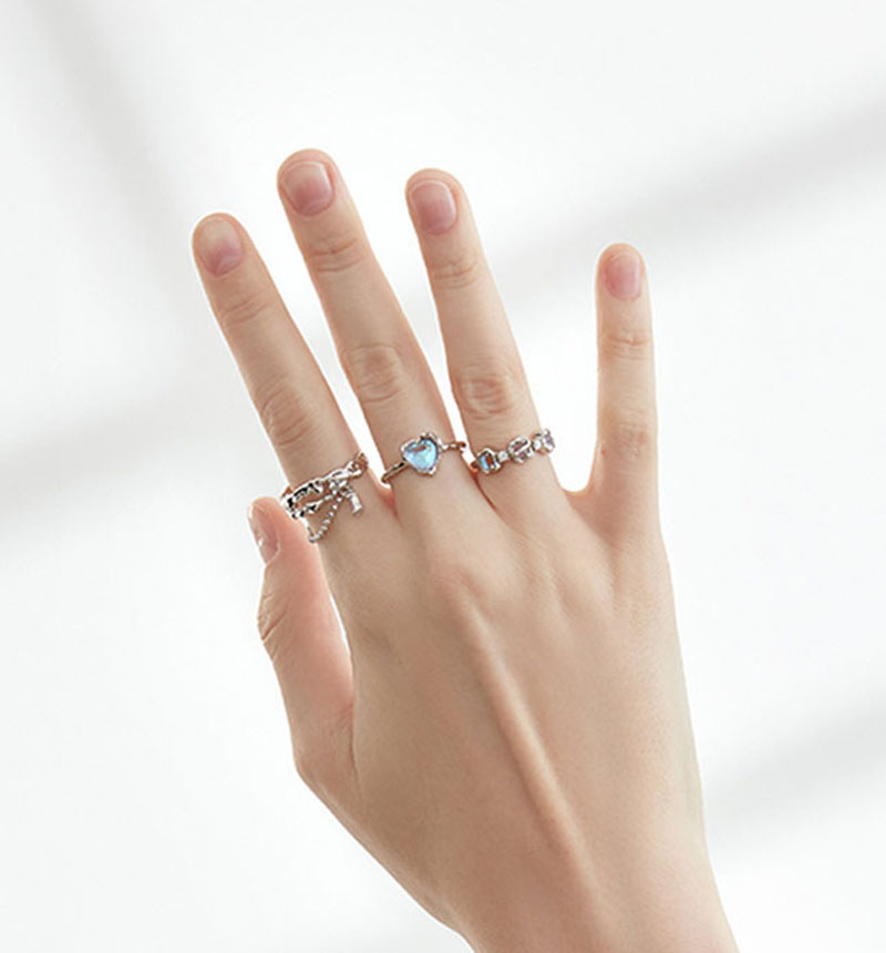The niche design of the best friend series features a unique heart-shaped ring with a cold and elegant feminine style, exuding a sense of luxury and sophistication. It is a fashionable open index finger ring Application Scenario
