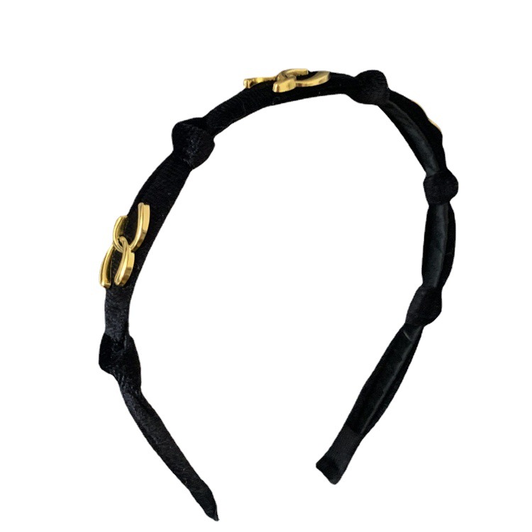 Retro letter velvet hair band, Korean high-end design sense, delicate small chanel-style hair band, new outdoor headband hair accessory Item Picture
