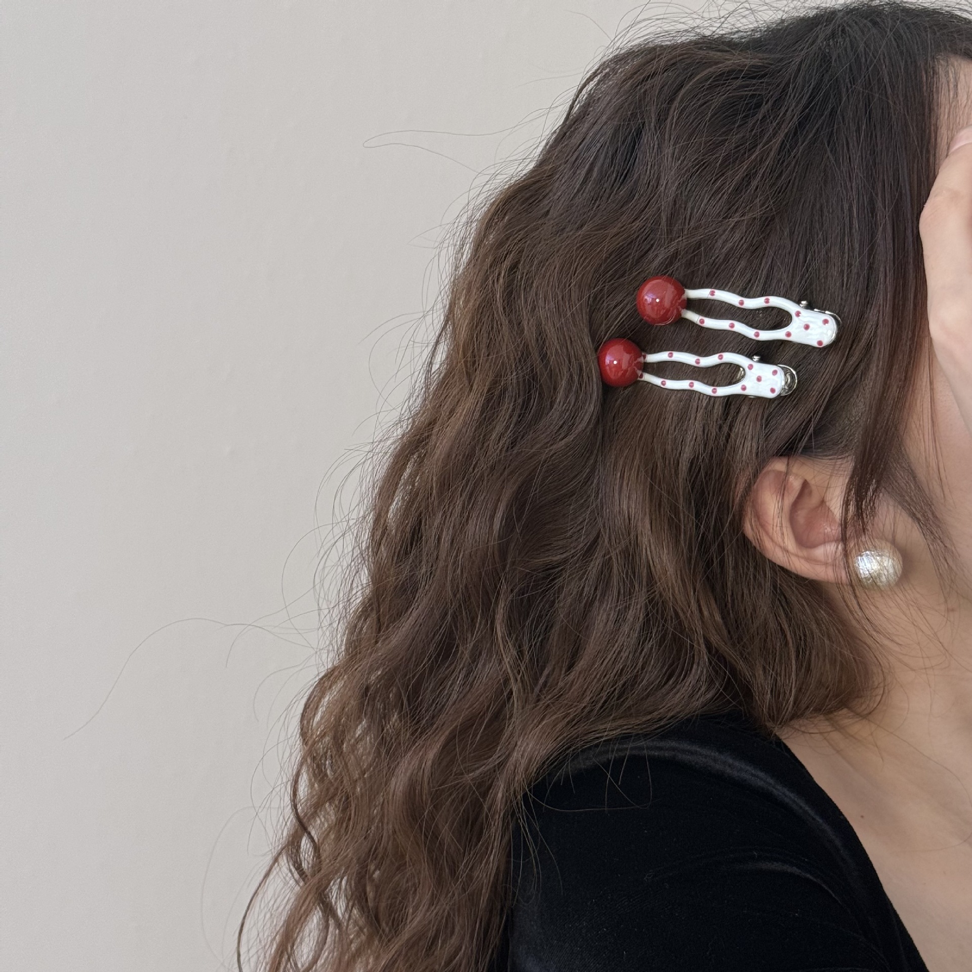 Ankora red polka dot pearl duckbill clip sweet and cute girl's hair accessory, a new versatile style for whitening bangs Application Scenario