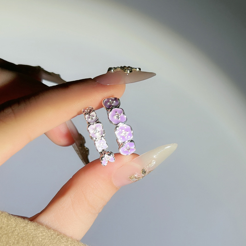 The purple flower sweet and cool open ring with an ethereal charm makes a girl look fairer. It's a unique, exquisite and versatile ring with a cold style Application Scenario
