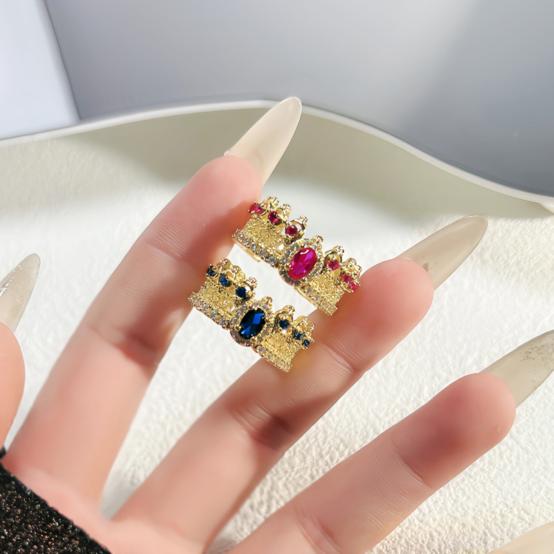 The antique style hollowed-out lace crown ring of the colored gemstone series is a retro, light luxury, high-end texture, versatile and niche ring Specification drawing