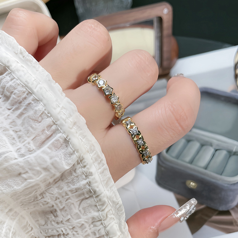 Cross-border best-selling ins light luxury star four-leaf clover two-color geometric ring, a high-end and elegant feminine ring with a cold style Specification drawing