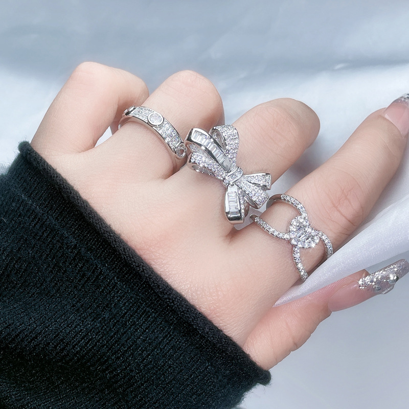The new light luxury and high-end bow heart-shaped ring for women features a three-dimensional texture, a niche design, and a sweet, cool and fashionable ring trend full figure