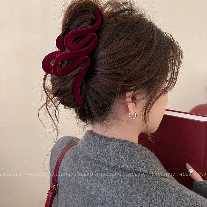 Spring and summer Ankela red velvet hairpin, large hair volume, shark hairpin, women's back head updo hairpin headwear Application Scenario