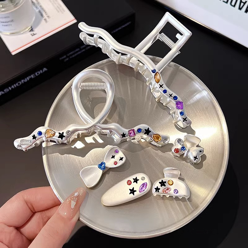 Silver metal little star hair clip for women, y2k sweet and cool style metal grab hair accessory, high-end shark clip hair clip Application Scenario