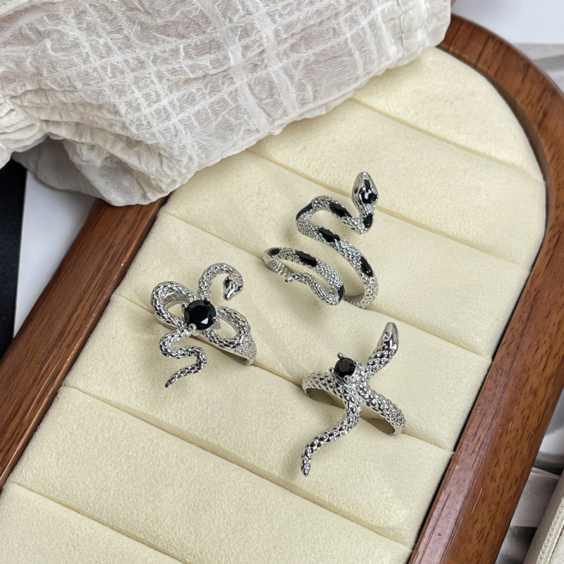 A unique and fashionable ring with a sweet and cool design for women, featuring a dark and unique pleated texture and snake-shaped opening Application Scenario