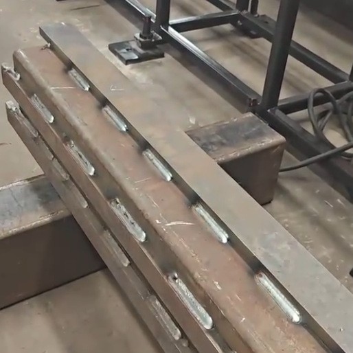 The effective travel of the seventh axis complete set of equipment for the welding robot's walking track is 4 meters and can be extended Specification drawing