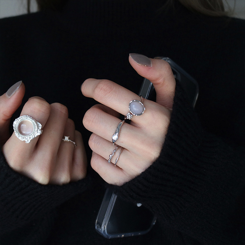 A small diamond, exaggerated gemstone, crystal, irregular-shaped, high-end, niche design ring with a cold style, a woman opens her mouth Specification drawing