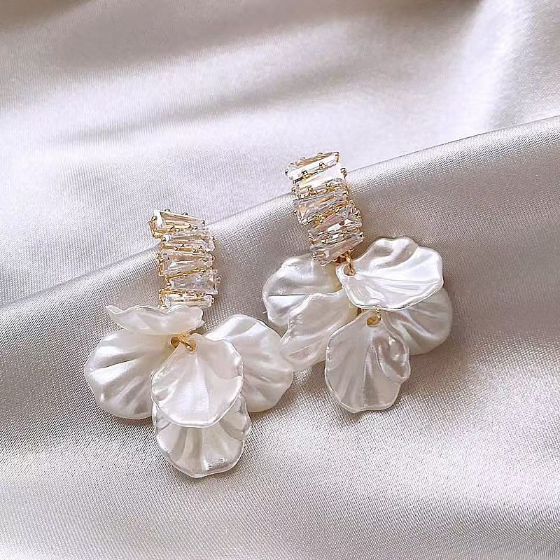 Shell flower earrings for women, 2025 new style earrings, niche design, elegant and refined stud earrings Specification drawing