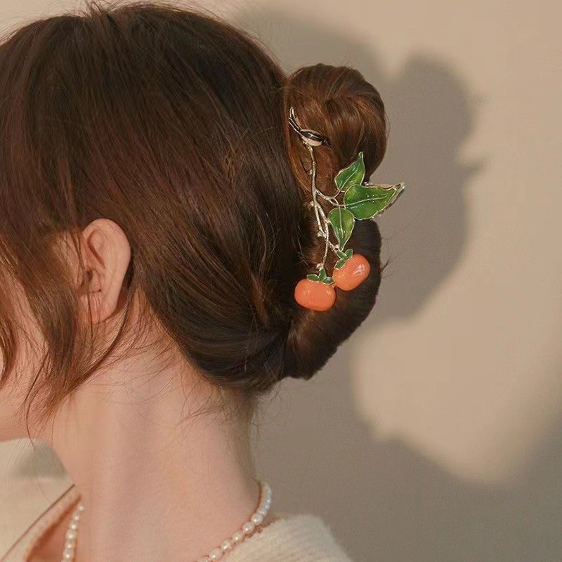 The super fairy internet-famous flower grabber exudes a high-end and sweet charm. The back of the head hair grabber is elegant and the updo hair shark clip accessory Application Scenario