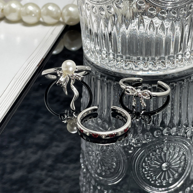 Simple and plain circle, bow, ribbon and pearl ring, adjustable for women, versatile, unique, high-end and elegant ring Application Scenario