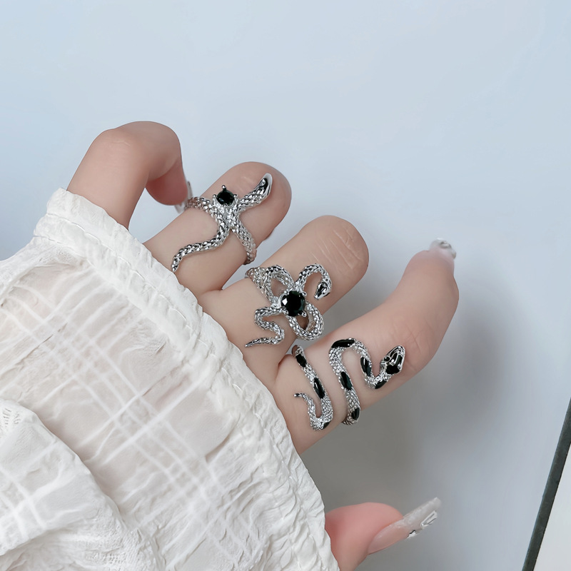 A unique and fashionable ring with a sweet and cool design for women, featuring a dark and unique pleated texture and snake-shaped opening full figure