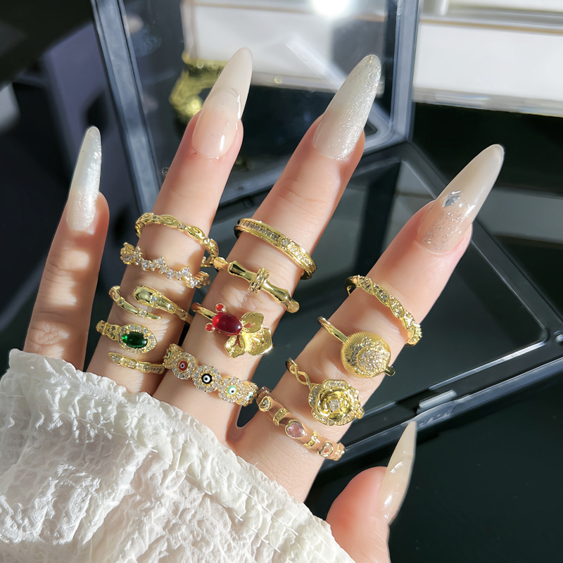 A light luxury retro golden snake-shaped exquisite open ring with a touch of glaze for women's eyes, a fashionable and elegant niche ring Specification drawing