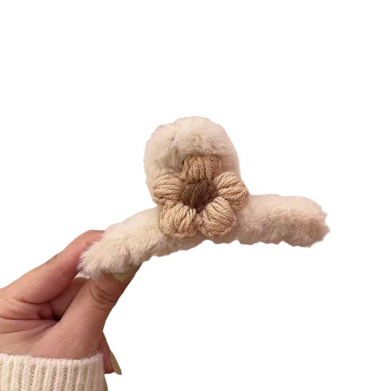 New autumn and winter sweet girl plush grab clip, sweet woolen flower hair clip, women's coil hair clip, shark clip hair clip Item Picture