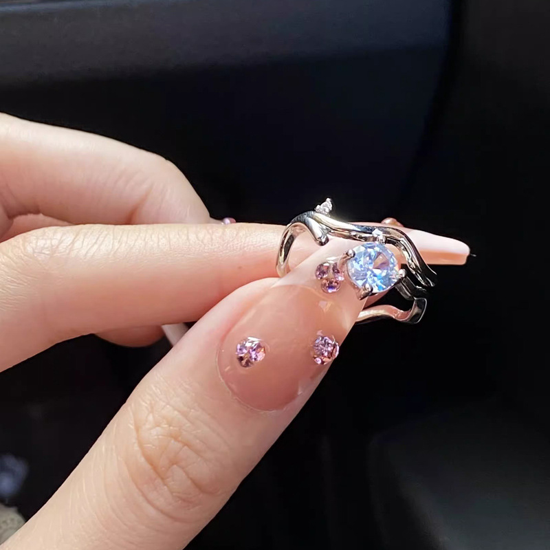 A simple and individual zircon ring wrapped around a branch for women, an Instagram personalized jewelry accessory with a niche design and a high-end feel full figure