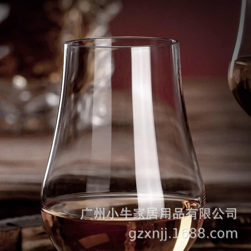 Tulip high-end glass aroma glass, transparent tall champagne glass, whisky and spirits tasting wine glass Application Scenario