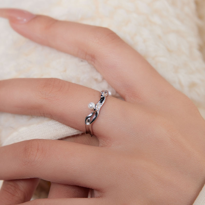 This niche design exudes a sense of sophistication and simplicity. It's an open ring with a feminine texture and a touch of light luxury. It's a personalized ring for daily commuting full figure
