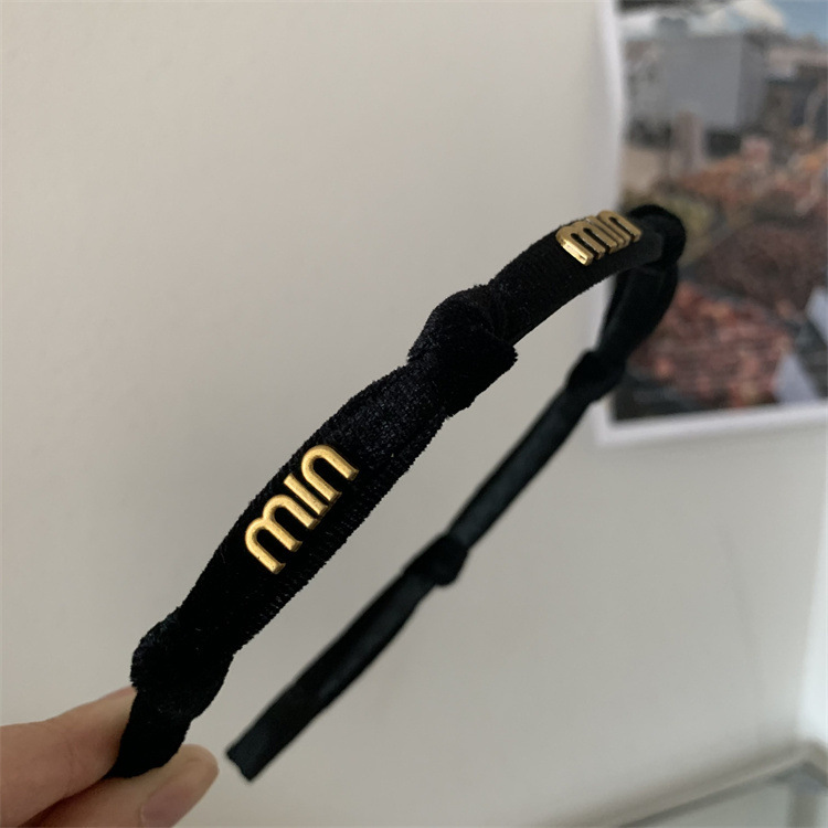 Retro letter velvet hair band, Korean high-end design sense, delicate small chanel-style hair band, new outdoor headband hair accessory Application Scenario
