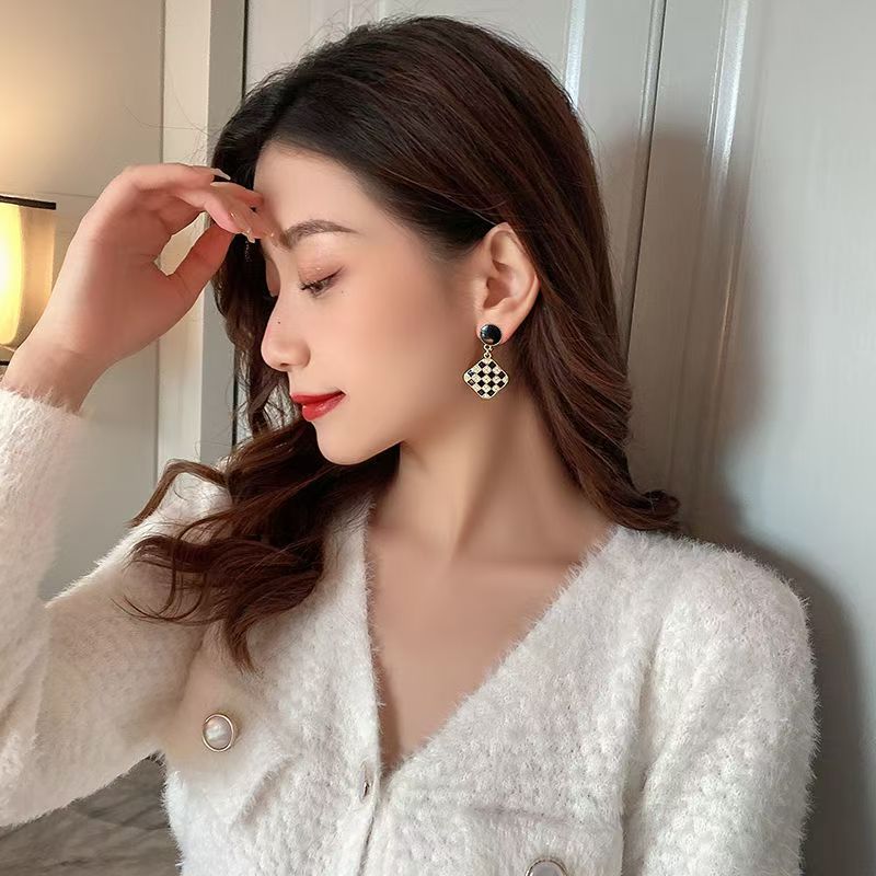 Black and white checkered earrings for women, Korean style geometric checkered retro square stud earrings, simple and versatile earrings Application Scenario
