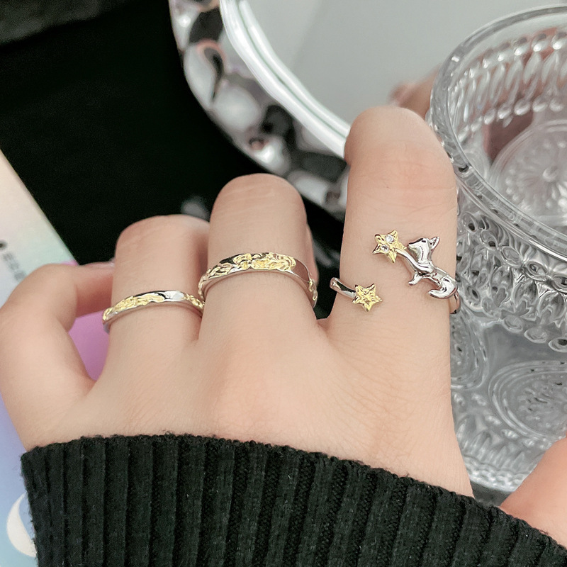 This is a niche design with a two-color couple ring. It features a simple texture for women, is fashionable and versatile, and has a cold and unique style. It is an exquisite index finger ring full figure