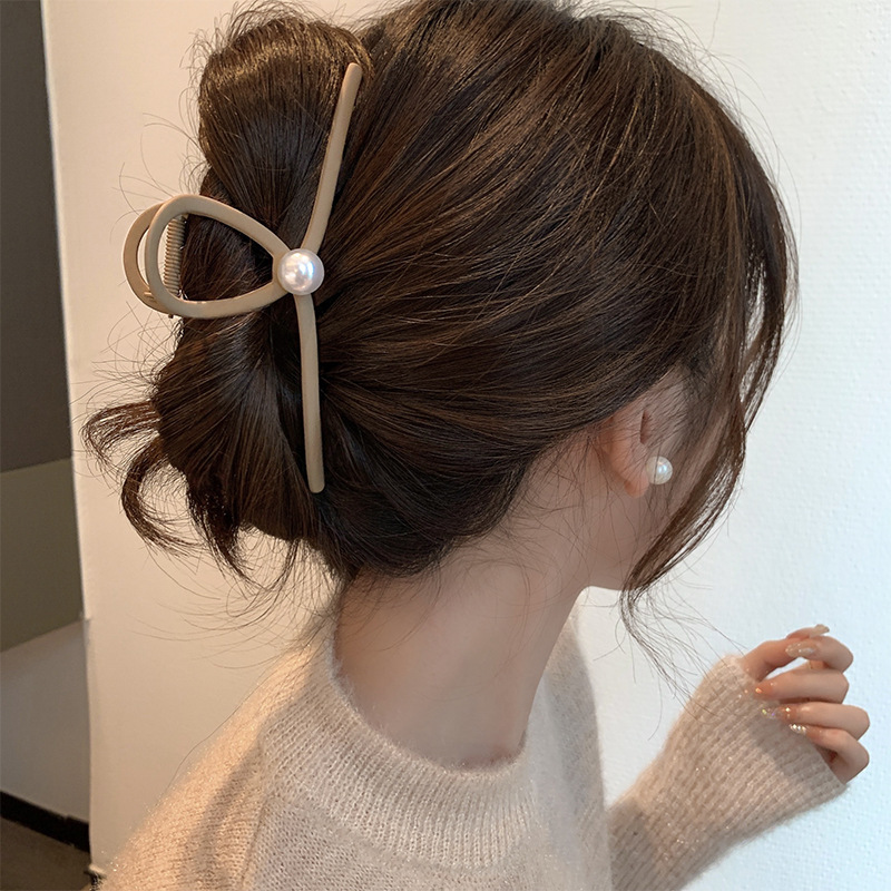 Matte metal hair clips and hair accessories, ins high-end feel, pearl inlaid at the back of the head, large hair volume, shark clips, extra-large size full figure
