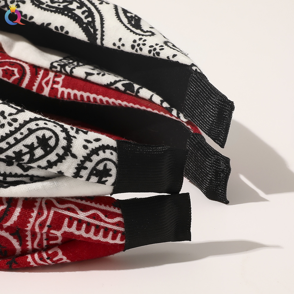 Qiyue's new retro Baroque cashew flower hair band, European and American ethnic style fabric cross headband, women's yoga hair accessory Application Scenario