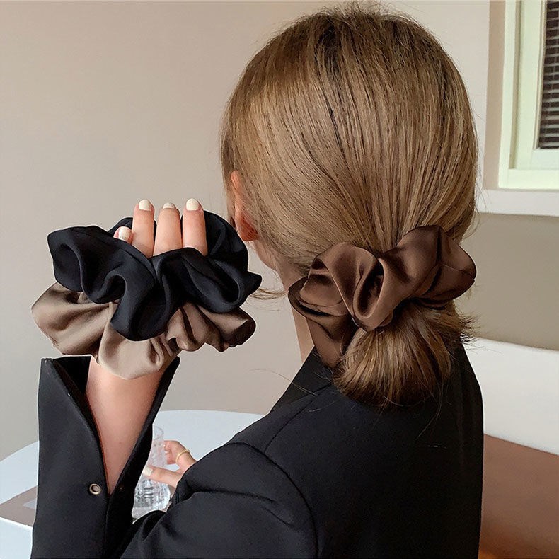 The satin large intestine hair tie, a stylish and simple bun hairstyle accessory for women in 2022, is a popular Korean Internet celebrity full figure