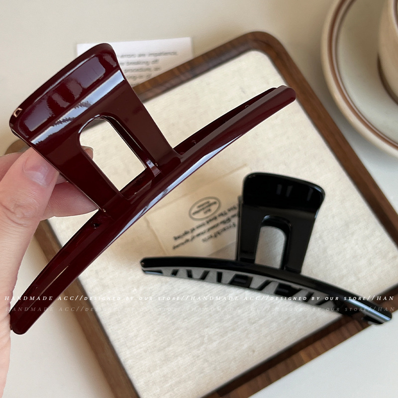 Shiny, high-end, large one-piece scratch-off clip for women, new style 2025, simple and elegant shark clip for the back of the head full figure