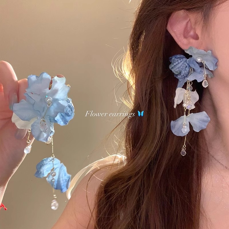 Douyin's best-selling super flash Zircon earrings, women's light luxury, niche and high-end ear rings, sweet and cool, internet-famous exquisite ear clips Application Scenario