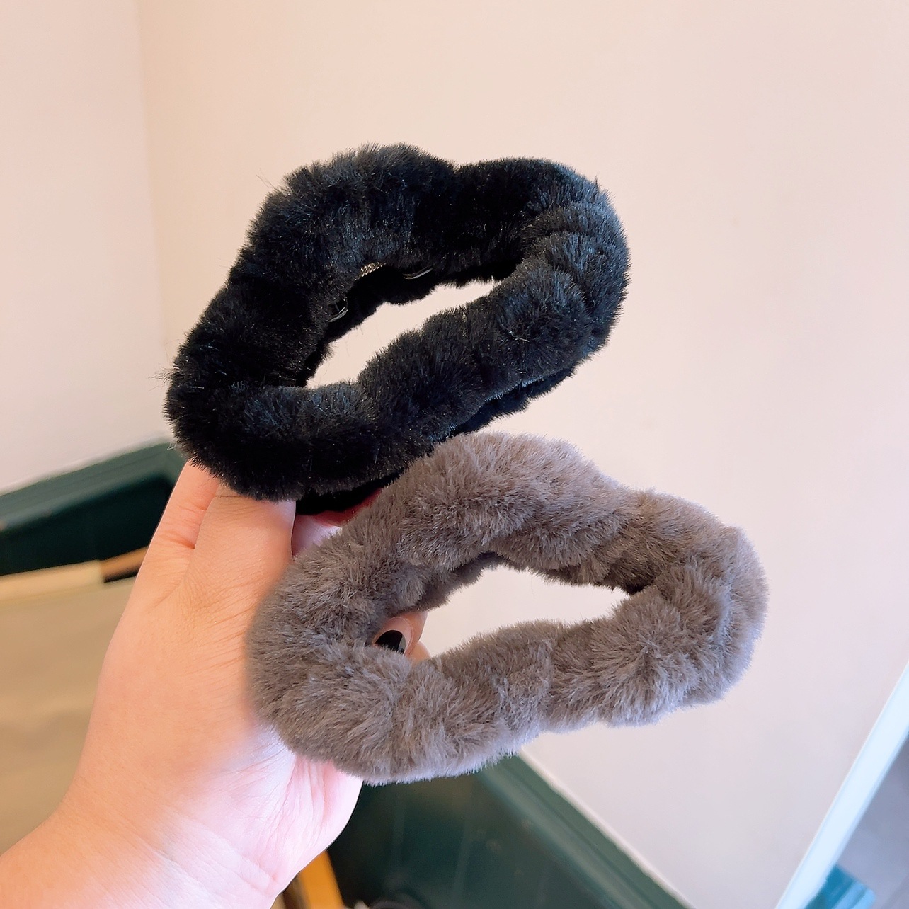 Black cloud plush miumiu hair clip Spring/Summer large retro fur grab clip women's high-end hair accessory shark clip Application Scenario