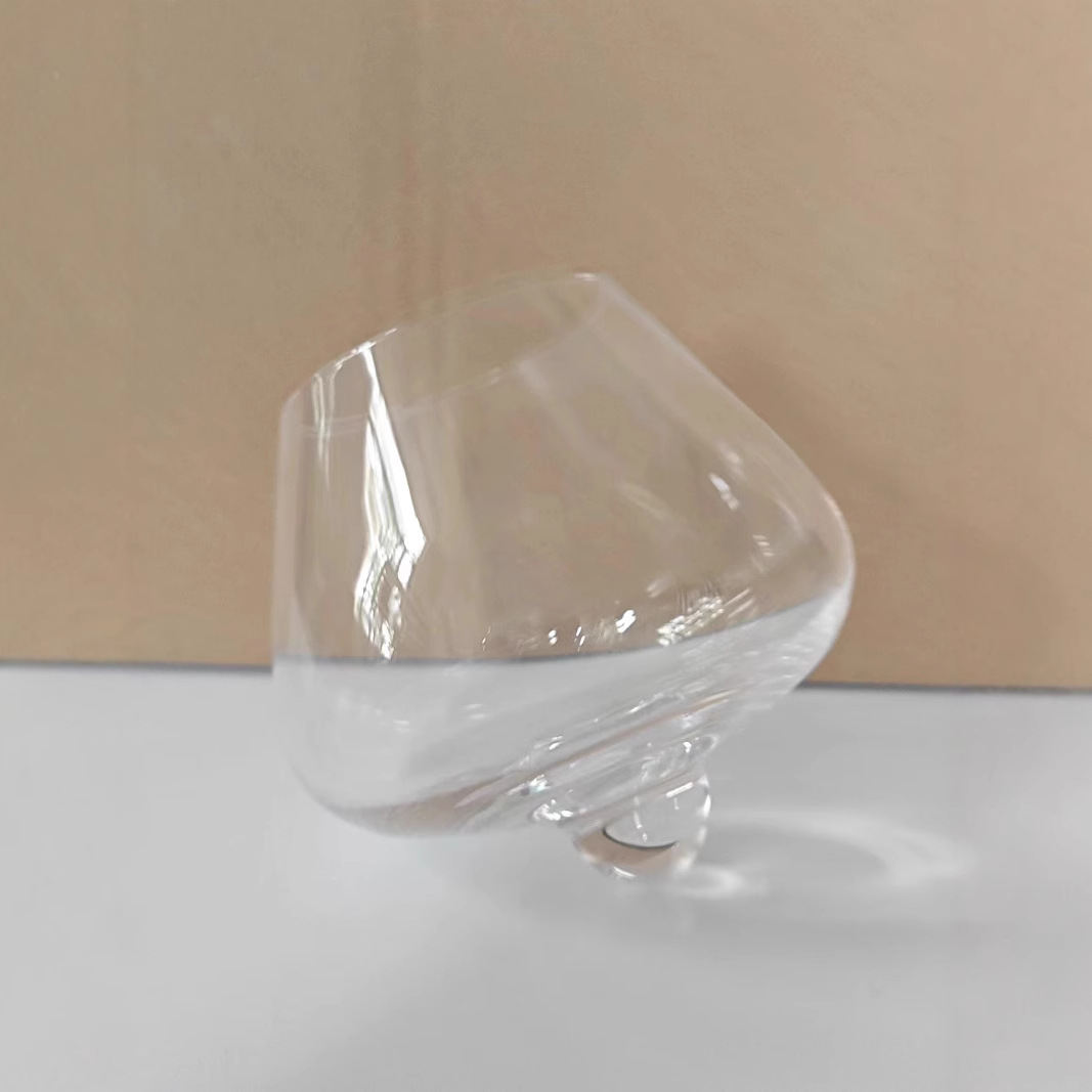 Untoppleable glass, luxurious whisky glass, cognac glass, simple foreign wine glass, brandy glass, red wine shaker glass full figure