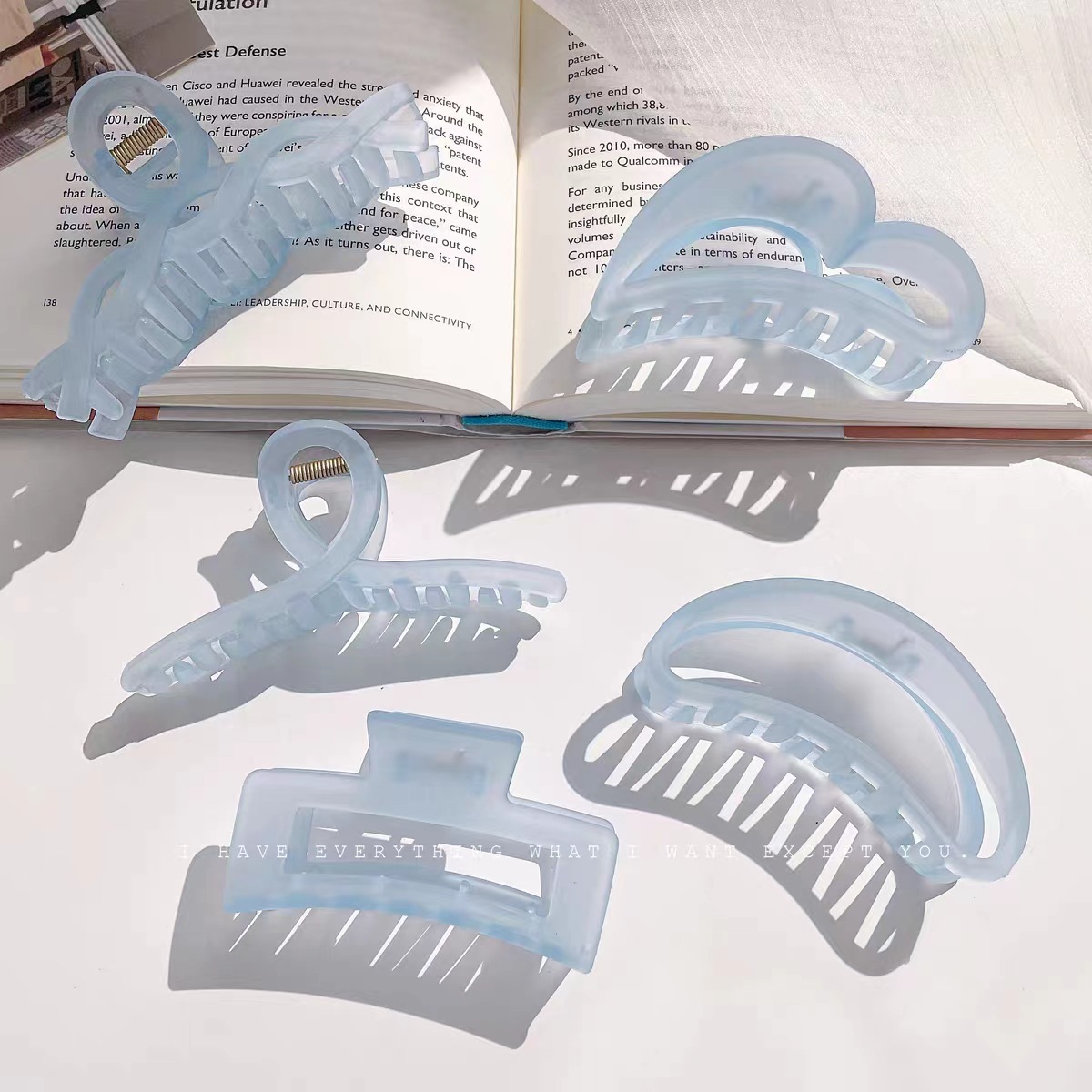 The new Korean style transparent blue hair clip with a matte finish and a high-end feel, a simple and elegant shark clip at the back of the head full figure