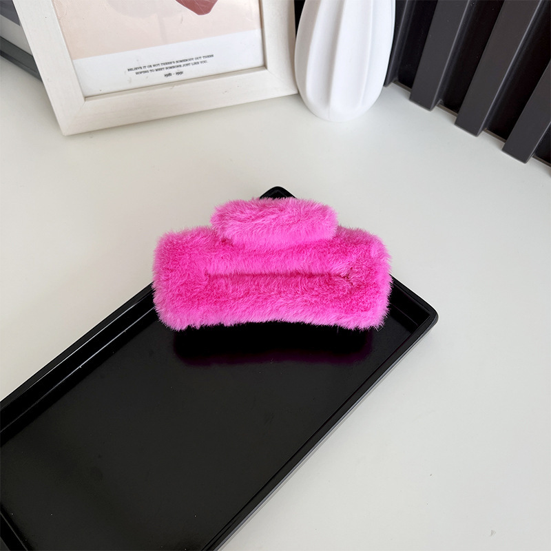 Large square plush hair clips, autumn and winter hair clips, back of the head, updo hair clips, hair accessories, headwear, shark clips Application Scenario