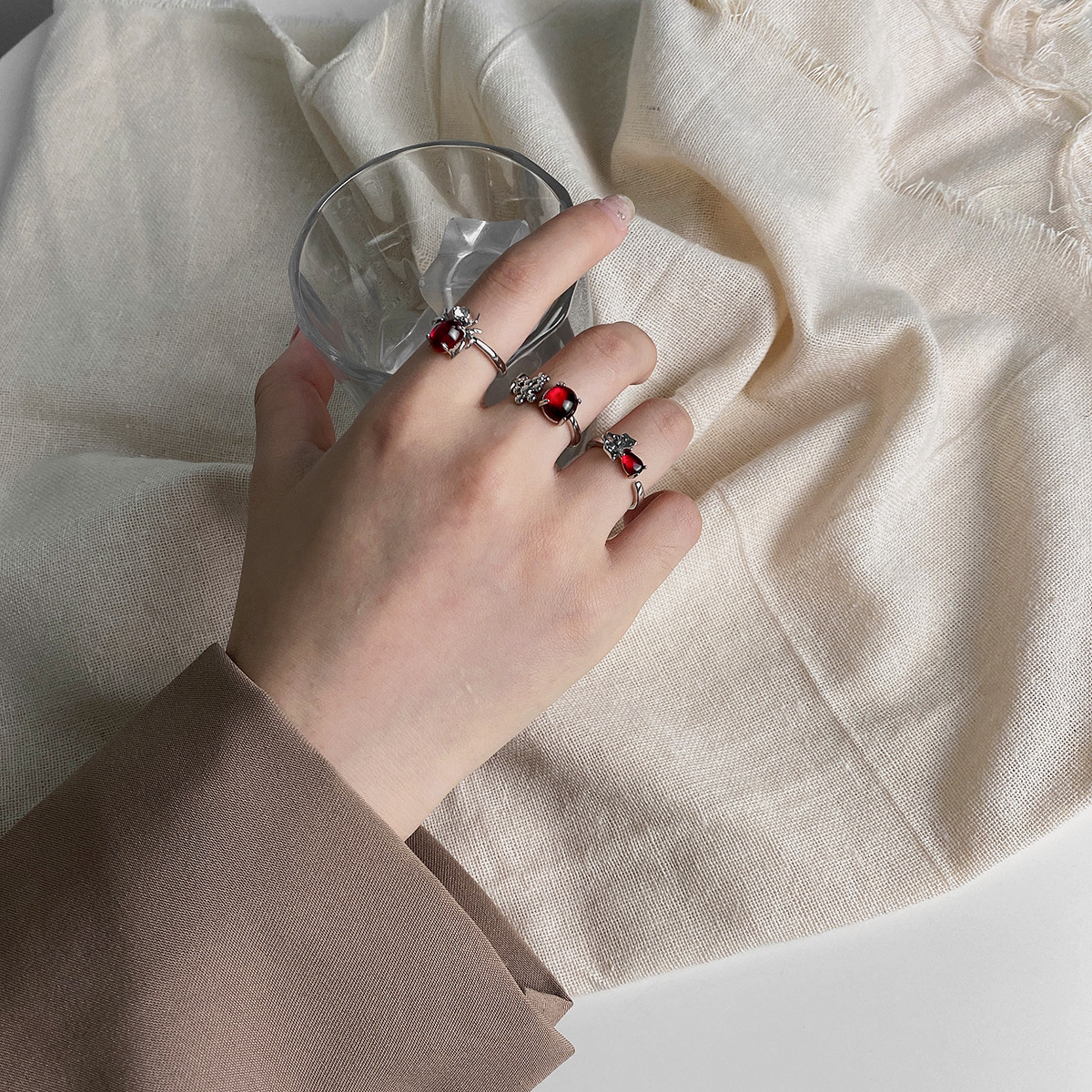 A new retro inlaid high-end butterfly and insect ring for women, with an ins fashion style and adjustable opening details Picture