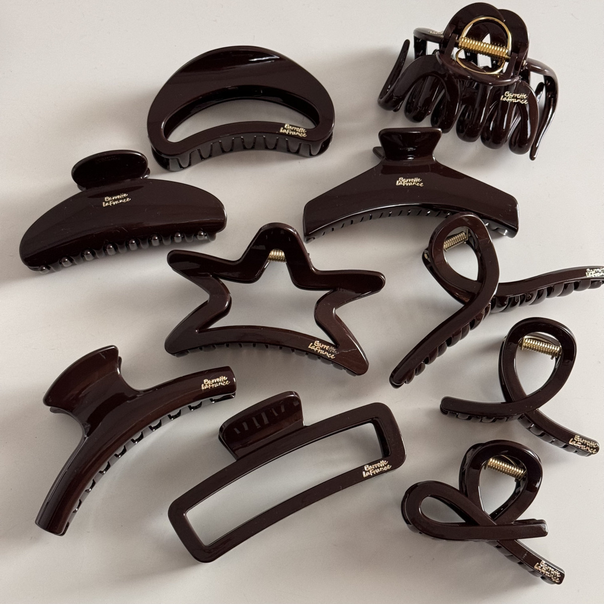 Chocolate-colored letter gold label patch clip, elegant hair clip, high-end gentle updo, shark clip hair accessory details Picture
