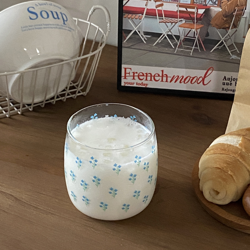 Fresh and clean ins ice blue small floral glass cup, niche retro flower high borosilicate milk cup, water cup, heat-resistant full figure