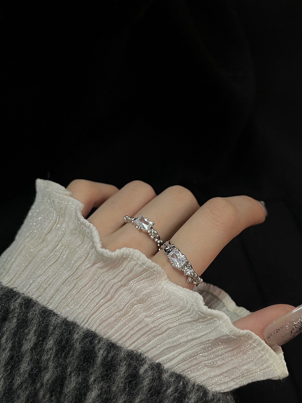 This niche design features a pleated texture square diamond zircon open ring, exuding a sense of high-end sophistication for women. It is versatile and simple, making it a trendy dining ring full figure