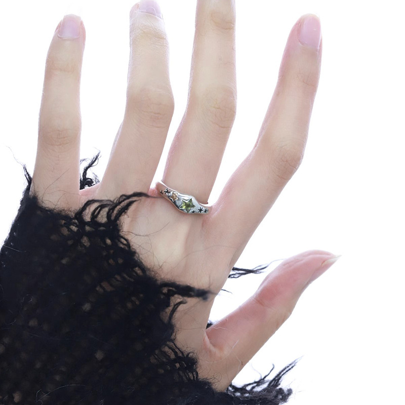 The ring girl's cold and elegant style, star niche design, high-end, sweet and cool personality, index finger ring with an open ins ring Application Scenario